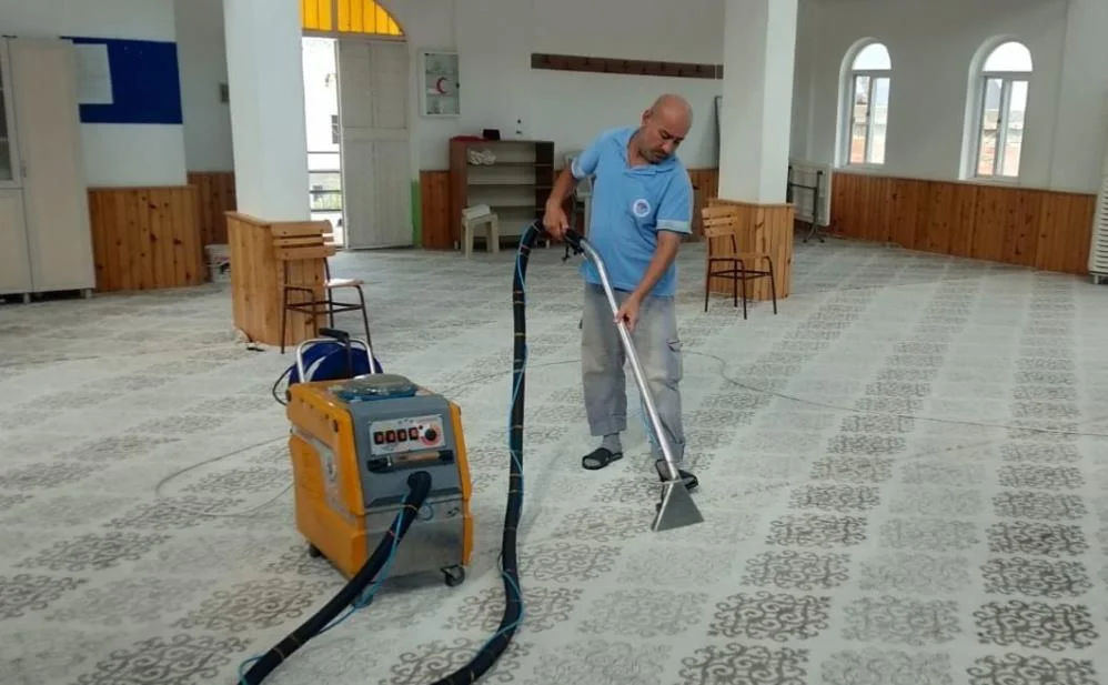 İbadethanelerin temizliği düzenli olarak yapılıyor
