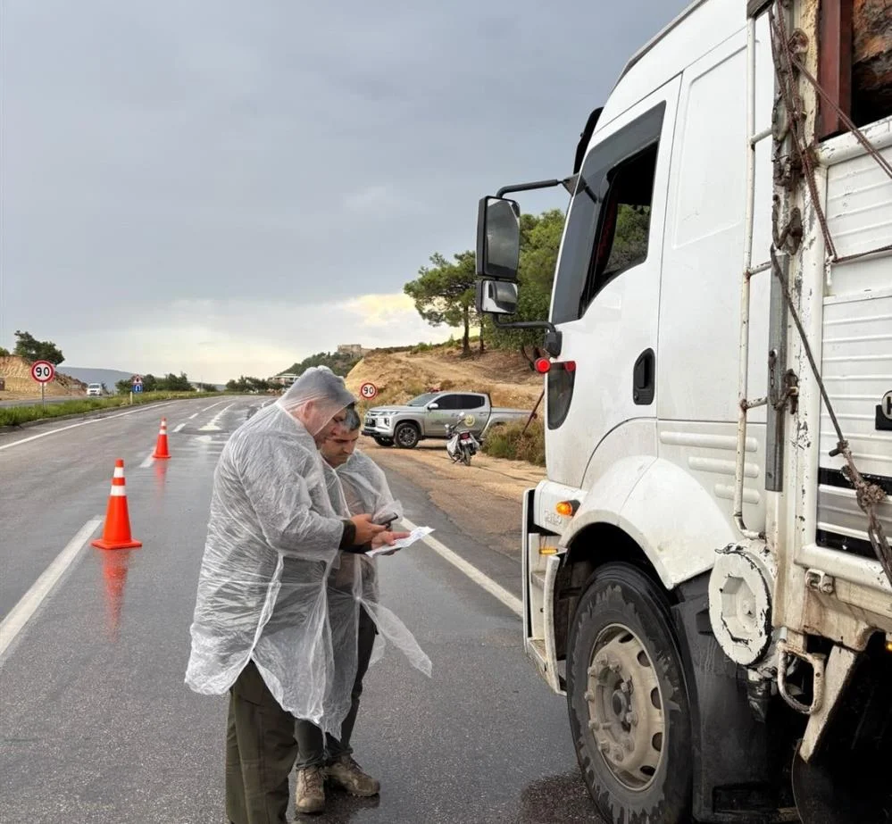 Yağışa rağmen orman emvali taşıyan araçlar denetlendi