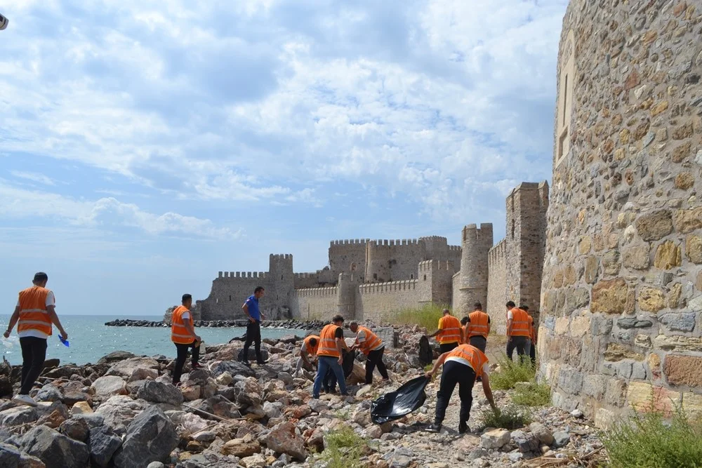Anamur'da hükümlüler tarihi mekânlarda çevre temizliği yaptı