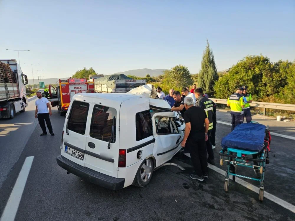 Otomobil çekiciye arkadan çarptı: 2 ölü, 1 yaralı
