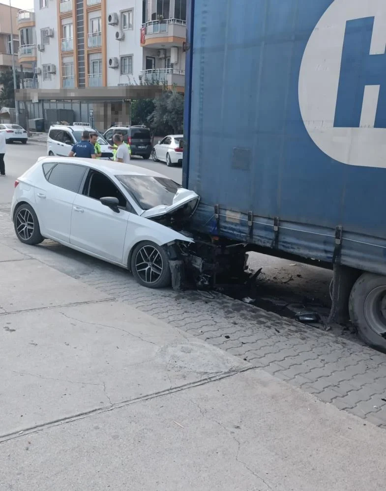 Otomobil park halindeki tıra arkadan çarptı, sürücü yaralandı
