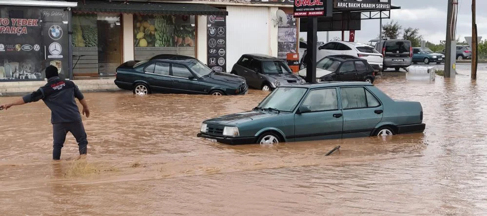 Sağanak sele dönüştü, araçlar su içinde kaldı