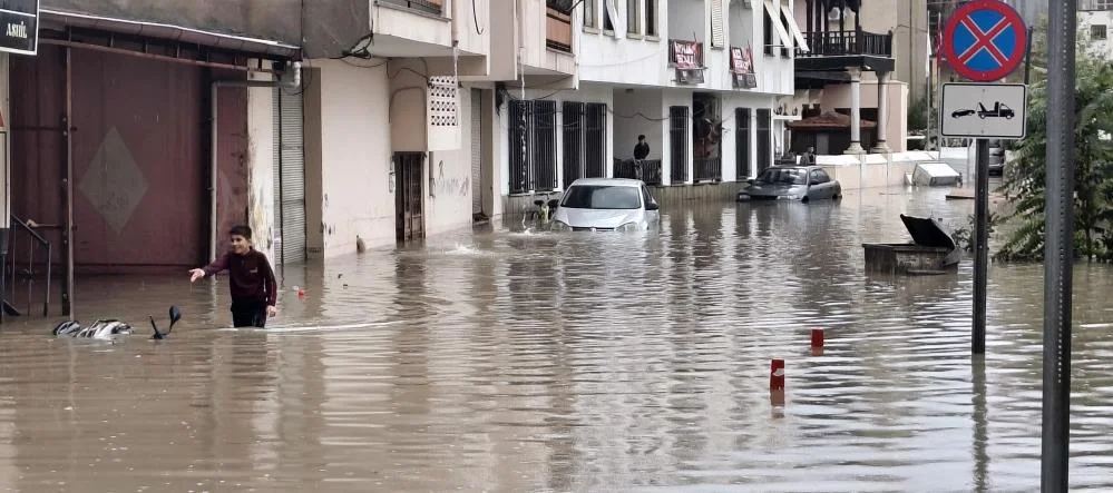 Dereler taştı, araçlar sular altında kaldı