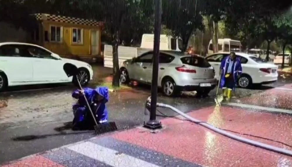 Belediye ekipleri taşkın mesaisinde