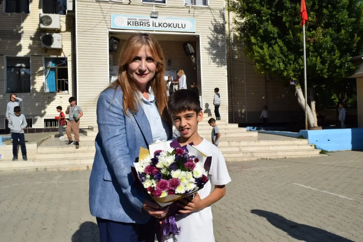 KKTC Mersin Konsolosu Ülkü Alemdar’dan Anamur Kıbrıs İlkokuluna Ziyaret